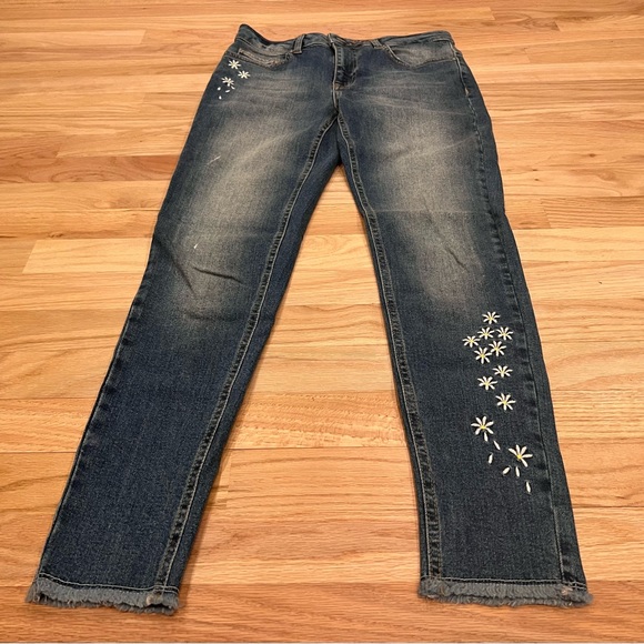 NWOT Desigual Exotic Jeans Flower Embroidery Daisy Floral Design Raw Hem - Picture 4 of 14